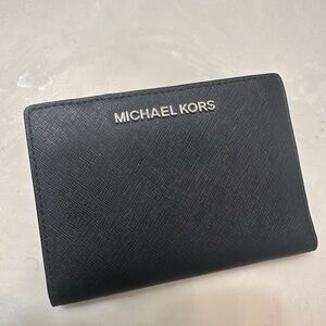 Michael Kors woman’s wallet new no tag authentic 100%